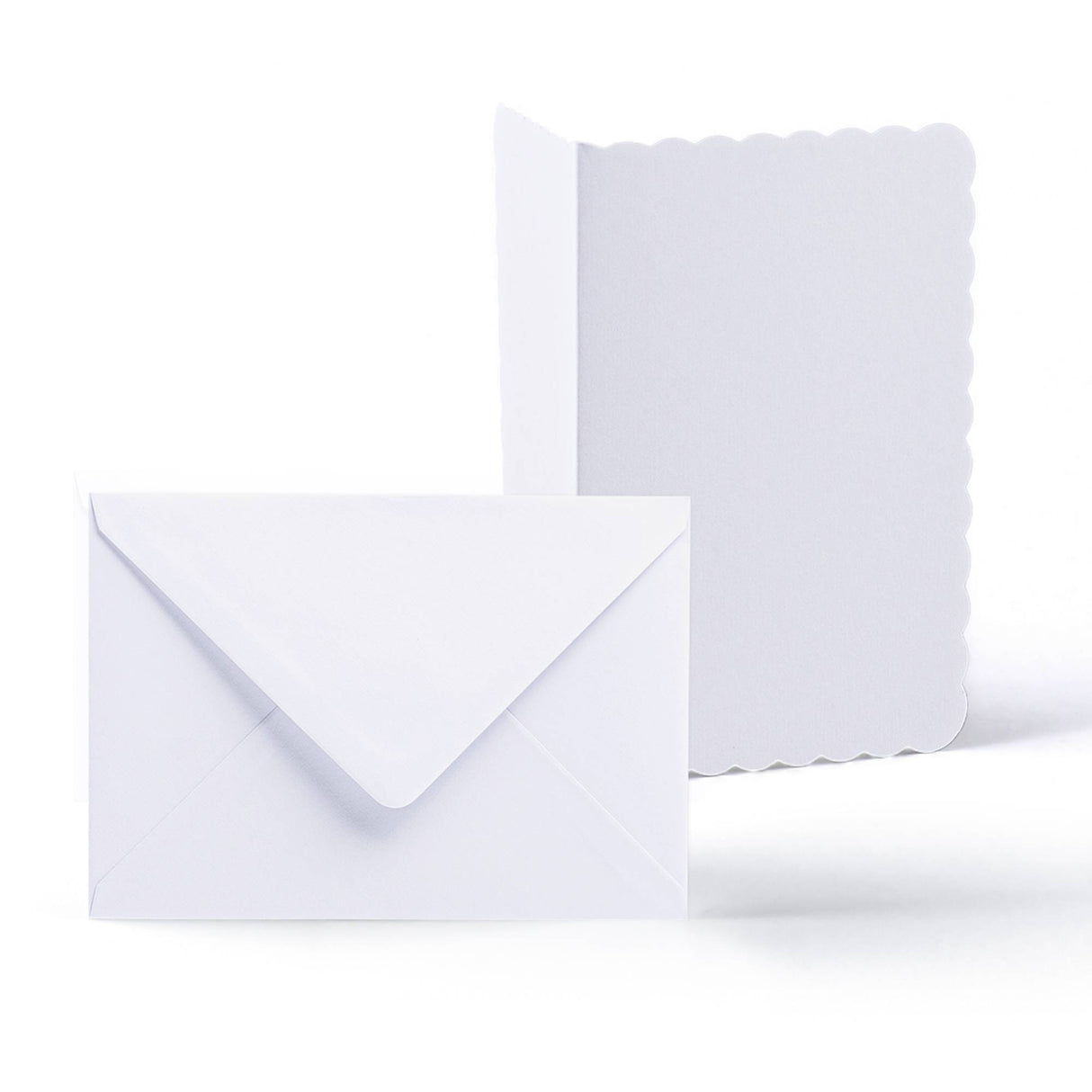 Valkoiset kortit ja kirjekuoret, aaltoileva reuna – pakkaus