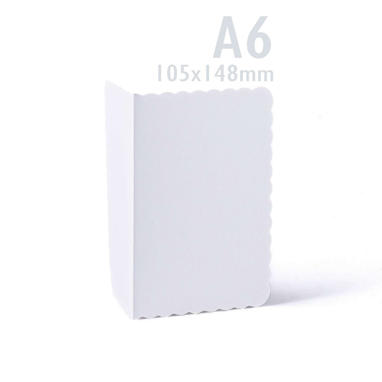 Valkoiset kortit ja kirjekuoret, aaltoileva reuna – pakkaus