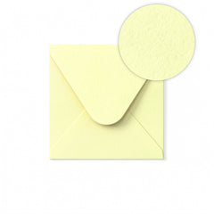 Norsunluunvärinen kirjekuori vasarakuviolla 110 x 110 mm