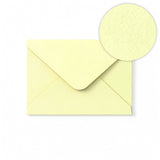 Norsunluunvärinen kirjekuori vasarakuviolla 133x184 mm