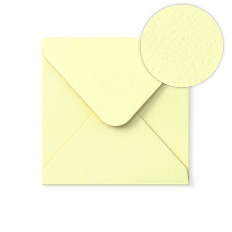 Norsunluunvärinen kirjekuori vasarakuviolla 155x155 mm