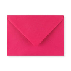 Fuksianpunainen kirjekuori 133x184 mm