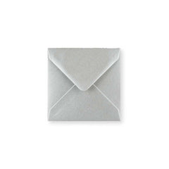 Metallinhohtoinen hopeanvärinen kirjekuori 116x116 mm