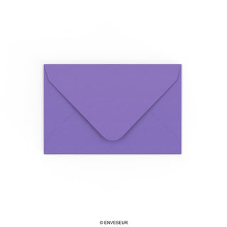 purppuran värinen kirjekuori 65x94 mm